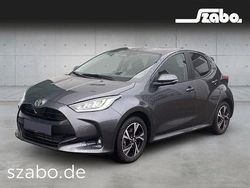 Grey metallic Gebraucht 2024 Toyota Yaris Hybrid Team Kleinwagen | 21.950 € (Guter Preis)