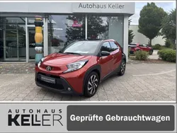 Chili red perleffekt/ night sky black Gebraucht 2023 Toyota Aygo Basis Kleinwagen | 15.960 € (Fairer Preis)
