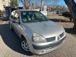 Silber Gebraucht 2006 Renault Clio II Kleinwagen | 1.200 €
