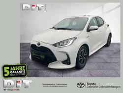 Schneeweiß Gebraucht 2021 Toyota Yaris Hybrid Club Limousine | 16.490 € (Guter Preis)