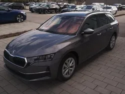 Grau Gebraucht 2024 Skoda Octavia Selection Kombi | 32.890 € (Fairer Preis)