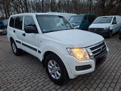 Weiß Gebraucht 2015 Mitsubishi Pajero Basis SUV | 14.000 € (Etwas zu teuer)