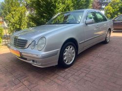 Silber (metallic) Gebraucht 1999 Mercedes E240 Elegance Limousine | 6.900 € (Teuer)