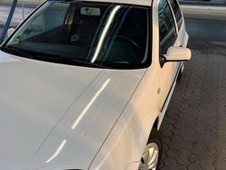 Weiß Gebraucht 2002 VW Golf IV Kleinwagen | 1.300 € (Fairer Preis)