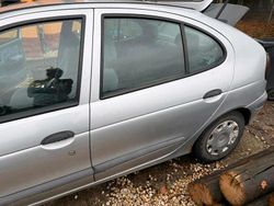 Silber Gebraucht 1996 Renault Mégane Kleinwagen | 300 €