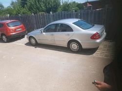 Weiß Gebraucht 2005 Mercedes E220 Limousine | 2.500 €