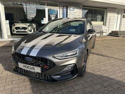 Grau Gebraucht 2023 Ford Focus Performance Edition Limousine | 29.980 € (Fairer Preis)