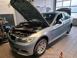 Blau Gebraucht 2005 BMW 320 Limousine | 1.999 € (Superpreis)