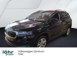 Schwarzmagic perleffekt Gebraucht 2024 Skoda Karoq Selection SUV | 33.980 € (Etwas zu teuer)