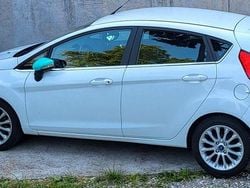 Weiß Gebraucht 2014 Ford Fiesta Individual Kleinwagen | 5.790 € (Guter Preis)
