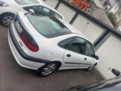 Weiß Gebraucht 1994 Renault Laguna Limousine | 1.800 €