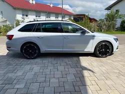 Weiß Gebraucht 2018 Skoda Superb SportLine Kombi | 17.170 € (Superpreis)