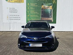 Blau Gebraucht 2017 Toyota Avensis Limousine | 7.500 € (Teuer)