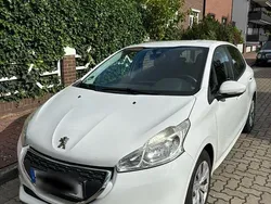 Weiß Gebraucht 2012 Peugeot 208 Kleinwagen | 2.850 € (Fairer Preis)