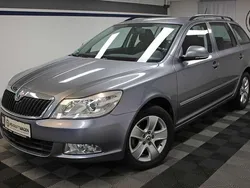 Grau Gebraucht 2012 Skoda Octavia Ambition Kombi | 9.890 € (Fairer Preis)