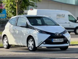 Weiß Gebraucht 2017 Toyota Aygo X-play Kleinwagen | 5.959 € (Fairer Preis)