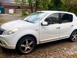 Weiß Gebraucht 2009 Dacia Sandero Limousine | 800 € (Superpreis)