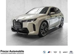 Dune grey metallic Neu 2025 BMW iX M Sport SUV | 88.999 € (Etwas zu teuer)