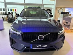 Blau Gebraucht 2024 Volvo XC60 Plus SUV | 49.980 € (Fairer Preis)