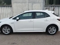 Weiß Gebraucht 2021 Toyota Corolla Hybrid Comfort Limousine | 15.500 €