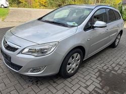 Silber Gebraucht 2011 Opel Astra Design Edition Kombi | 2.500 € (Guter Preis)