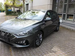 Grau Gebraucht 2022 Hyundai i30 Trend Limousine | 15.900 € (Fairer Preis)