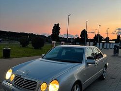 Silber Gebraucht 1999 Mercedes E240 Limousine | 2.700 €