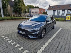 Grau Gebraucht 2021 Ford Focus ST-Line Limousine | 17.600 €
