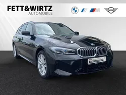 Saphirschwarz metallic Gebraucht 2024 BMW 330 M Sport Kombi | 42.600 € (Guter Preis)