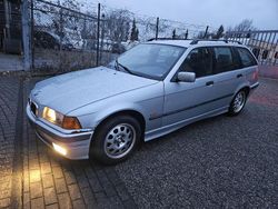 Silber Gebraucht 1998 BMW 323 Kombi | 2.250 €