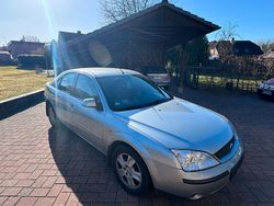 Grau Gebraucht 2003 Ford Mondeo Limousine | 2.150 €