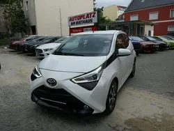 Weiß Gebraucht 2021 Toyota Aygo X-play Kleinwagen | 9.399 € (Fairer Preis)