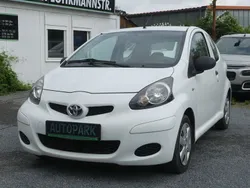Weiß Gebraucht 2009 Toyota Aygo Basis Kleinwagen | 2.790 € (Fairer Preis)