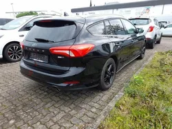 Obisianschwarz metallic obisianschwarz metallic Gebraucht 2021 Ford Focus Cool & Connect Kombi | 18.128 € (Fairer Preis)