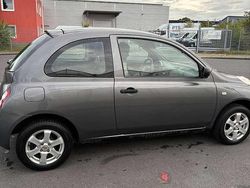 Grau Gebraucht 2003 Nissan Micra Kleinwagen | 1.700 €