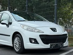 Weiß Gebraucht 2010 Peugeot 207 Urban Move Limousine | 4.390 €