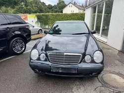 Smaragdschwarz lack Gebraucht 2000 Mercedes E220 Limousine | 1.990 € (Superpreis)