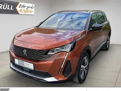 Braun (cuprite/metallic) Gebraucht 2023 Peugeot 5008 Allure Van / Kleinbus | 25.890 € (Fairer Preis)