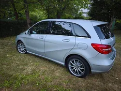 Grau Gebraucht 2015 Mercedes B200 Van / Kleinbus | 12.150 € (Fairer Preis)