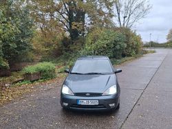 Grün Gebraucht 2002 Ford Focus Ambiente Limousine | 1.590 € (Etwas zu teuer)