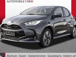 Grau Neu 2025 Toyota Yaris Hybrid Limousine | 28.989 € (Etwas zu teuer)