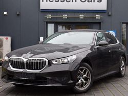 Black sapphire metallic (475) Gebraucht 2024 BMW 520 Sport Line Limousine | 44.450 € (Guter Preis)