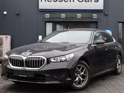 Black sapphire metallic (475) Gebraucht 2024 BMW 520 Sport Line Limousine | 44.450 € (Guter Preis)