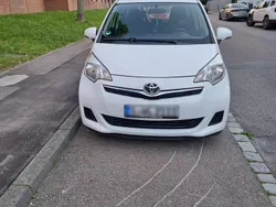 Weiß Gebraucht 2013 Toyota Verso-S Van / Kleinbus | 4.900 € (Fairer Preis)