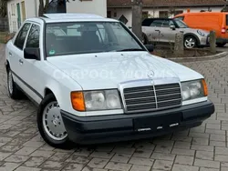Weiß Gebraucht 1988 Mercedes E200 Limousine | 6.490 €