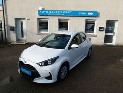 Weiß Gebraucht 2023 Toyota Yaris Comfort Limousine | 14.990 € (Fairer Preis)