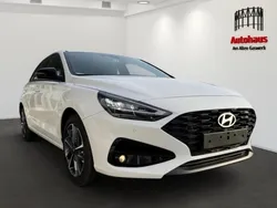 Weiss Gebraucht 2024 Hyundai i30 Advantage Limousine | 25.985 € (Guter Preis)