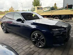 Blau (tansanitblau metallic) Gebraucht 2024 BMW 750e M Sport Limousine | 103.900 € (Etwas zu teuer)