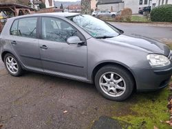 Grau Gebraucht 2004 VW Golf V Kleinwagen | 2.000 € (Fairer Preis)