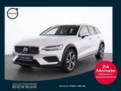 Weiß crystal white pearl / met Gebraucht 2023 Volvo V60 CC Plus Kombi | 37.990 € (Fairer Preis)